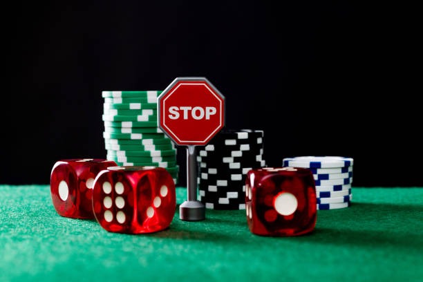 Chip stacks and betting positions at paus188 poker table during live broadcast